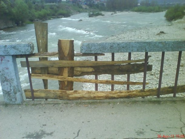 Opština "opravila" most u centru Berana, nakon jesenjih poplava, april, godina 2011. Opština "opravila" most u centru Berana, nakon jesenjih poplava, april, godina 2011.