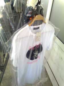 Na Jugopetrolovoj (EKO) benzinskoj pumpi u Kotoru prodaje se suvenir majica sa zanimljivom aplikacijom koja jasno aludira na svjetsku poznatu kriminalnu organizaciju. Na aplikaciji je poznati crtani lik "pink panter", ukrašen dijamantima, a natpis glasi "Pink panther Montenegro"