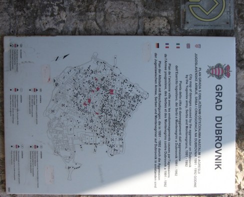 Grad Dubrovnik je 6. decembra 1991. pretrpio najsnažnija razaranja u "ratu za mir" 1991-1992. godine. Ratni huškači i zagovornici ideje da se gradi "ljepši i noviji Dubrovnik" i nakon tačno dvije decenije od tog sramnog čina i dalje su u vrhu vlasti u Crnoj Gori. Bez obzira na današnju slatkorječivost i pravdanja tadašnjih huškača u prvom redu Mila Đukanovića i Svetozara Marovića, bez njihovog silaska sa vlasti, Crna Gora neće moći doživjeti punu katarzu. U cilju borbe protiv kolektivne aMNEzije do kraja godine ćemo ponovo objaviti tri specijalna izdanja "Pobjede", a koja su izlazila u oktobru, novembru i decembru 1991. Sada poklanjamo pjesmu Vitomira Vita Nikolića koji je uz Slavka Perovića bio rijetki, upečatljivi glas razuma u tom zlom vremenu.