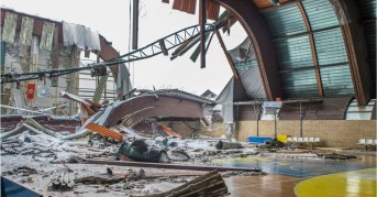 "Pored toga, tačno je da je isključena struja u Sportskom centru, ali nije tačno da je mrak prekrio fizičku kulturu, ako vama nije pao mrak na oči, pa ništa ne vidite osim crno. Zahvaljujući agregatima koje smo iinstalirali i u hali i na stadionu za svo ovo vrijeme i sada odvijaju se svi treninzi i sva takmičenja. Ako vjerujete dođite da pogledate ili pitate sportiste našeg grada" - iz saopštenja kabineta predsjednika Opštine Berane, sedam dana prije gornje fotografije. 28 januar 2012.  "Bolje vam je da ćutite, jer u Beranama narod vas je odavno pročitao" - zaključak je saopštenja.