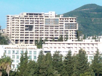 Brana na Zavali između Budve i Bečića