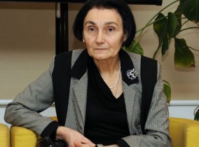 Prof. dr Jelisava Kalezić, bivša poslanica u Skupštini Crne Gore i profesorica na Univerzitetu Crne Gore, preminula je u 75. godini. Jelisava Kalezić je bila jedna od troje inicijatora (Petar Perović, prof. Gvozdenija Bogetić i prof. Jelisava Kalezić) i osnivača NVO AFINA – asocijacije za razvoj kreativnosti, koja je djelovala u Podgorici od decembra 1998. godine do 2006. godine. Autor je brojnih naučnih i stručnih radova, istraživanja i projekata. Od 2012 do 2016. godine bila je poslanica u crnogorskom parlamentu.